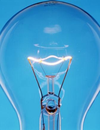 Le filament d'une ampoule à incandescence a une forte résistance au courant électrique, ce qui le fait briller