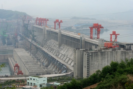 Le barrage des Trois-Gorges en Chine est la centrale électrique la plus large qui soit.