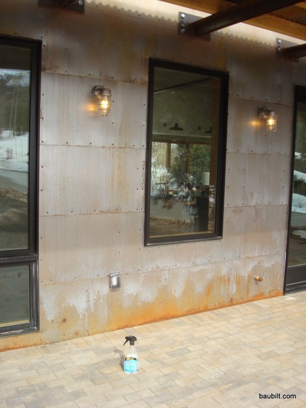 Estos paneles han sido expuestos al agua lluvia, lo cual resulta en oxidación y decoloración.  (foto de Baulbit.com)